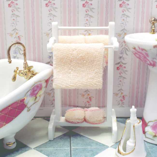 1:12 miniature white towel rack with towels for dollhouse bathroom