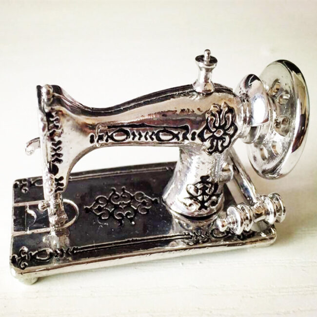1:12 Miniature Vintage Black Sewing Machine