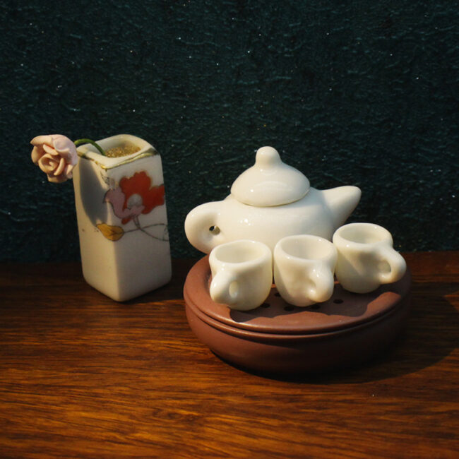 1:12 Miniature Retro Ceramic Teapot Prop